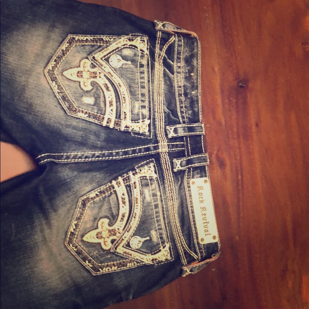 Like new ROCK REVIVAL crop jeans